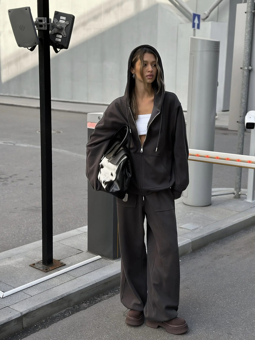 Damernas bekväma och avslappnade hoodiejacka med bred passform och matchande joggers Eva Jonsson-Eva Jonsson