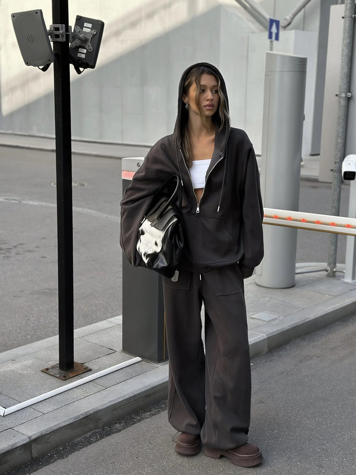 Damernas bekväma och avslappnade hoodiejacka med bred passform och matchande joggers Eva Jonsson-Eva Jonsson