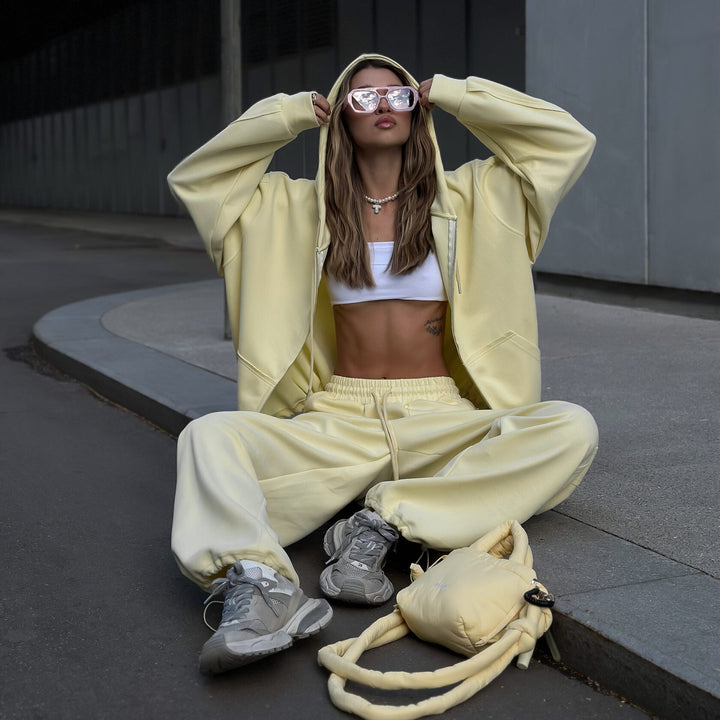 Damernas bekväma och avslappnade hoodiejacka med bred passform och matchande joggers Mirla-Eva Jonsson