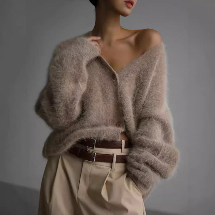 Damernas bekväma stickad cardigan med mjukt fluffmaterial och stiligt knappdetalj Eva Jonsson-Eva Jonsson