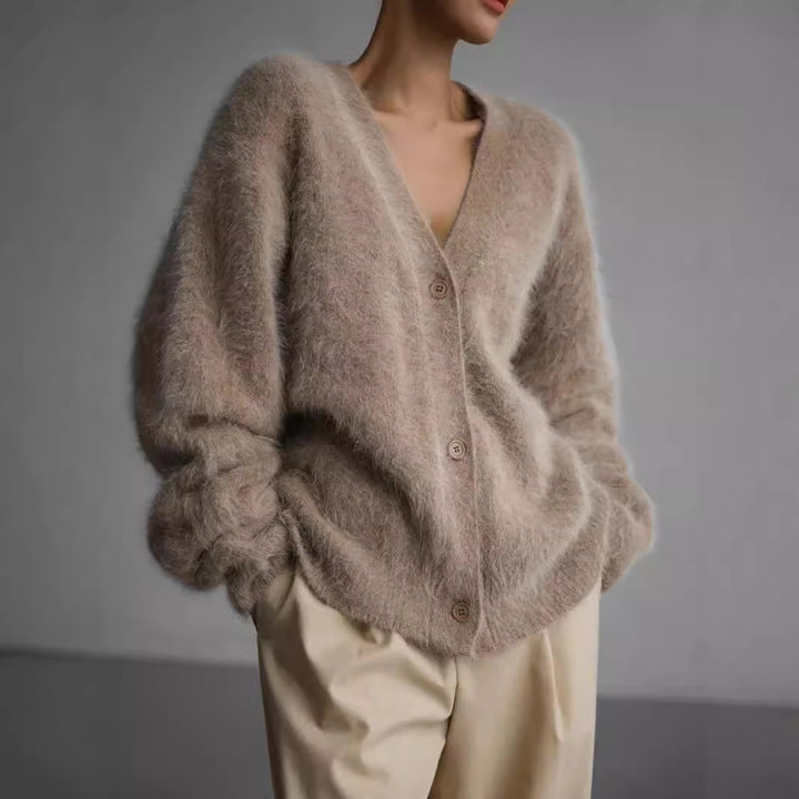 Damernas bekväma stickad cardigan med mjukt fluffmaterial och stiligt knappdetalj Eva Jonsson-Eva Jonsson