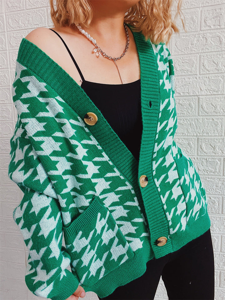 Damernas bekväma stickad cardigan med modernt hönsnäbbsmönster och knapprundelser Mirla-Eva Jonsson