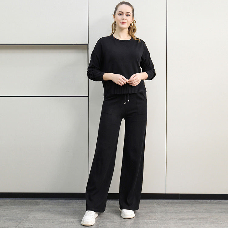 Damernas bekväma stickade loungedräktset med lös passform och praktiska fickor Mirla-Eva Jonsson