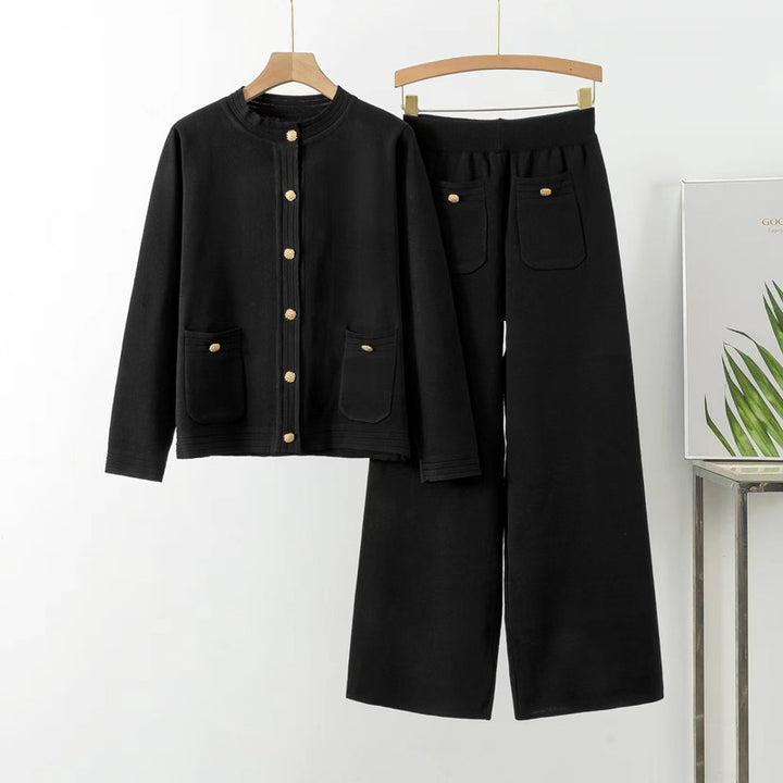Damernas bekväma stickade loungewear-set med knapprar och påsydda fickor Mirla-Eva Jonsson