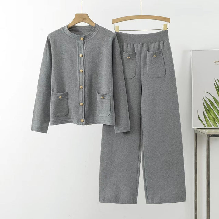 Damernas bekväma stickade loungewear-set med knapprar och påsydda fickor Mirla-Eva Jonsson