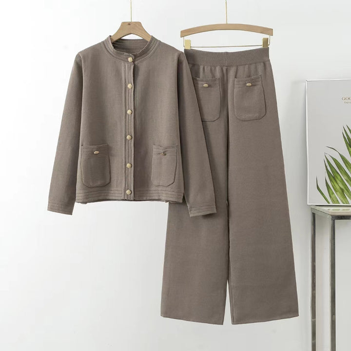 Damernas bekväma stickade loungewear-set med knapprar och påsydda fickor Mirla-Eva Jonsson