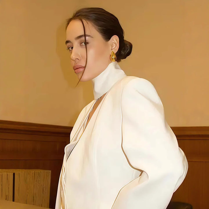 Damernas blazer-klänning med djup V-ringning och eleganta långa ärmar Mirla-Eva Jonsson