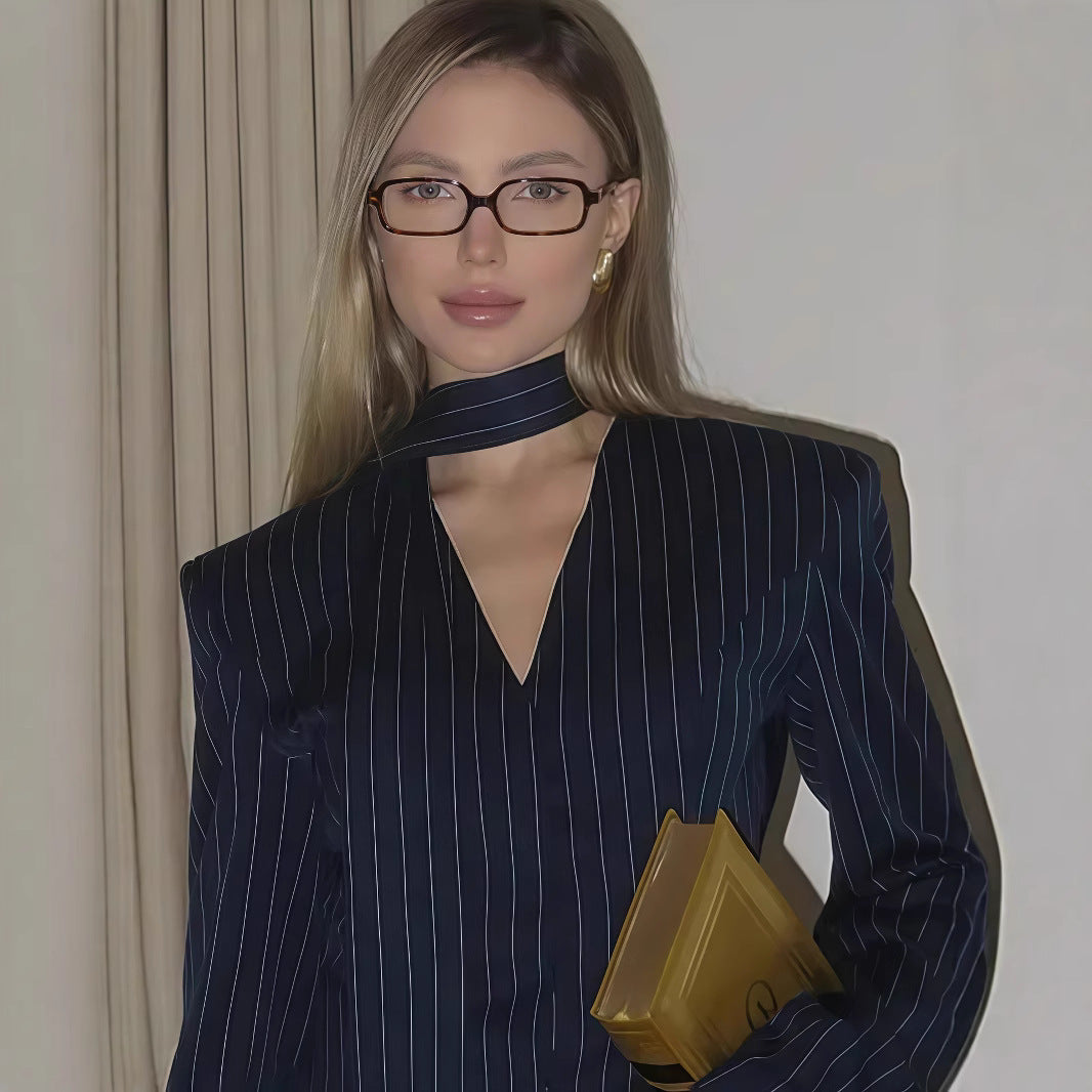 Damernas blazer-klänning med djup V-ringning och eleganta långa ärmar Mirla-Eva Jonsson