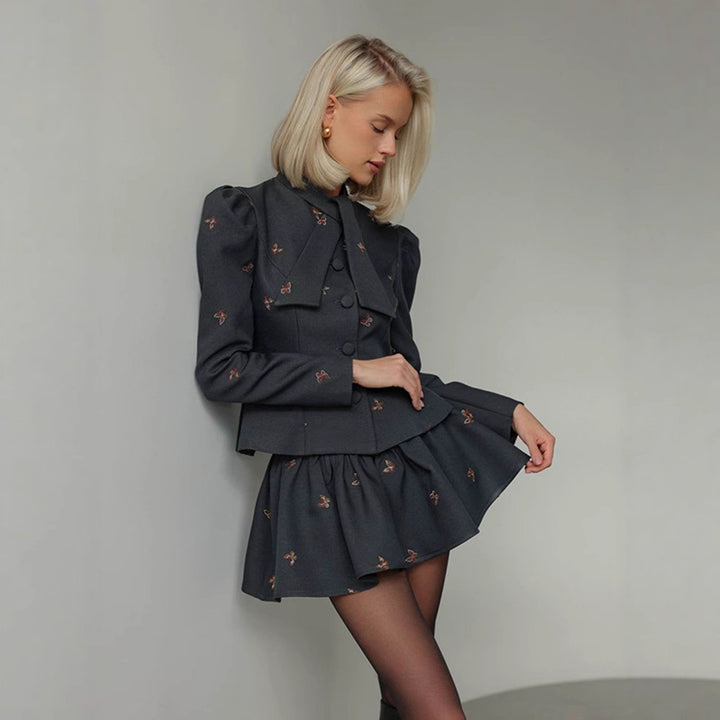 Damernas blazer-klänning med voluminösa puffärmar och elegant slöjapplikation Mirla-Eva Jonsson