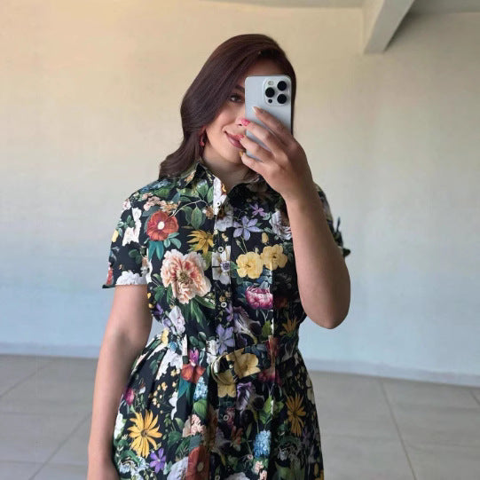 Damernas blommiga midiklänning med elegant krage och midjebälte Mirla-Eva Jonsson