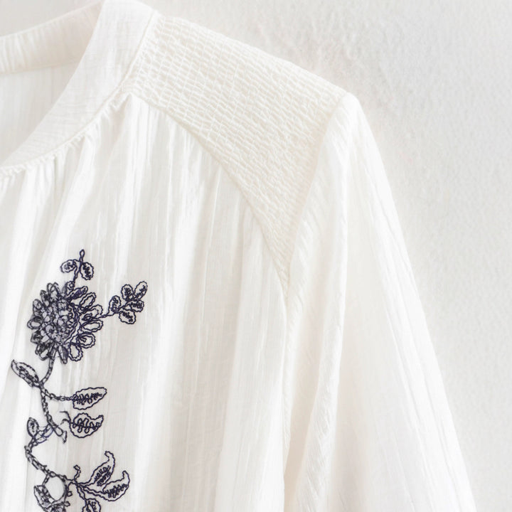 Damernas blusiga nattklänning med florala broderier och breda ärmar Mirla-Eva Jonsson