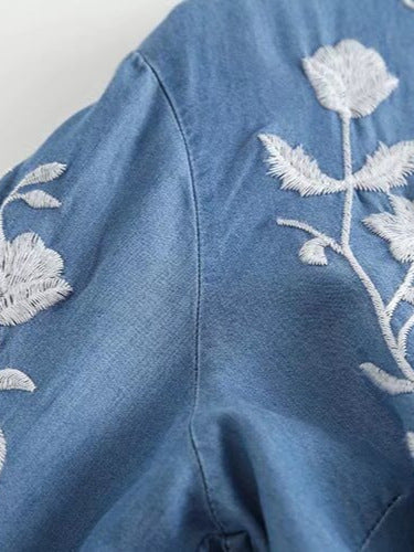 Damernas broderade blus med fina volangdetaljer Mirla-Eva Jonsson