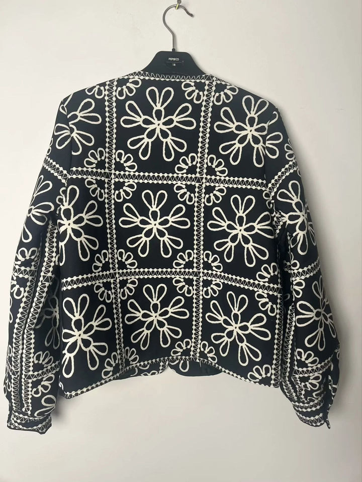 Damernas broderade jacka med blommönster och modern passform Mirla-Eva Jonsson