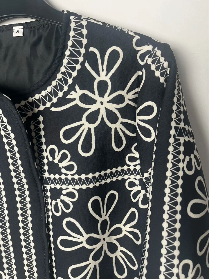 Damernas broderade jacka med blommönster och modern passform Mirla-Eva Jonsson