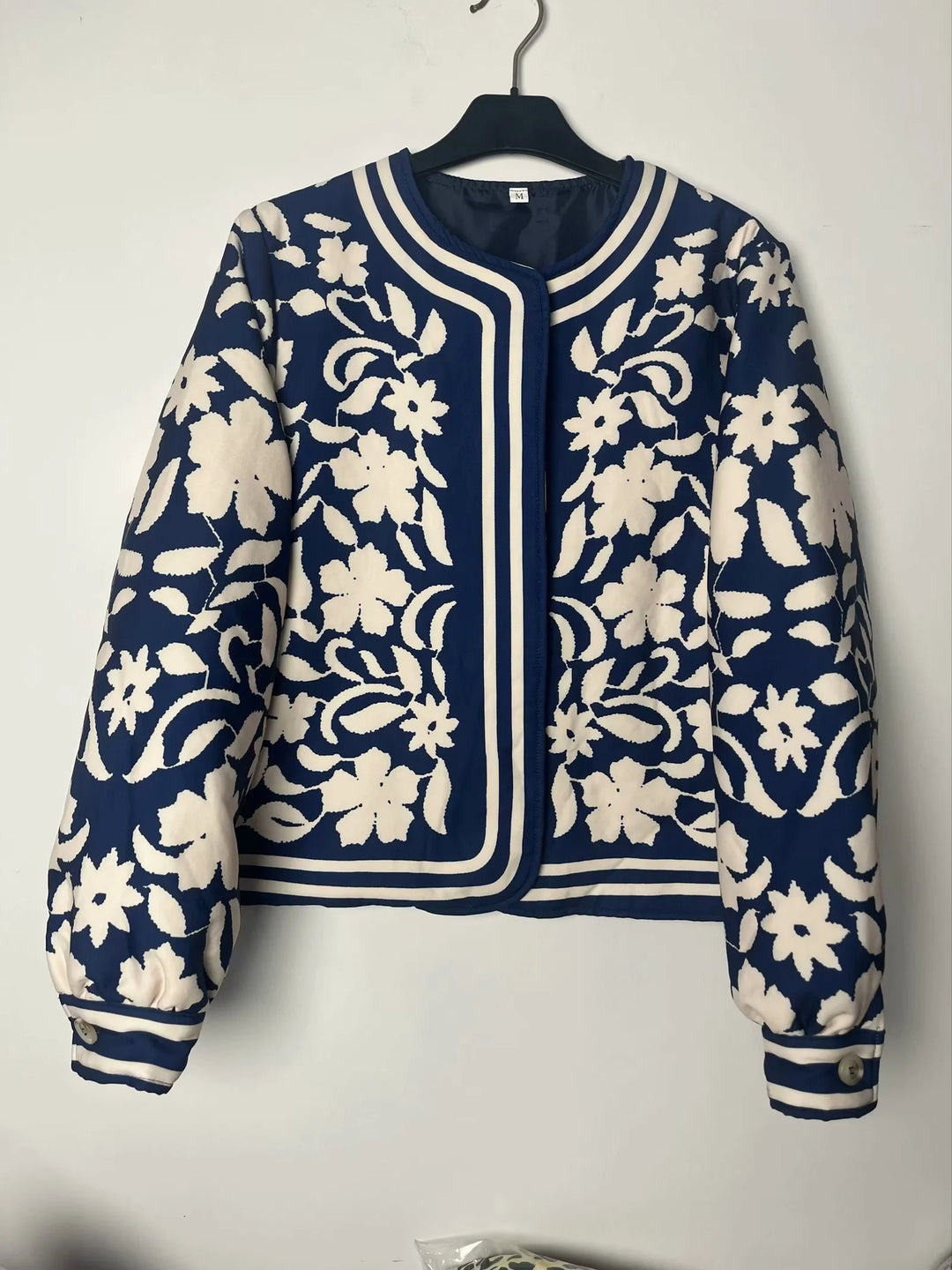 Damernas broderade jacka med blommönster och modern passform Mirla-Eva Jonsson