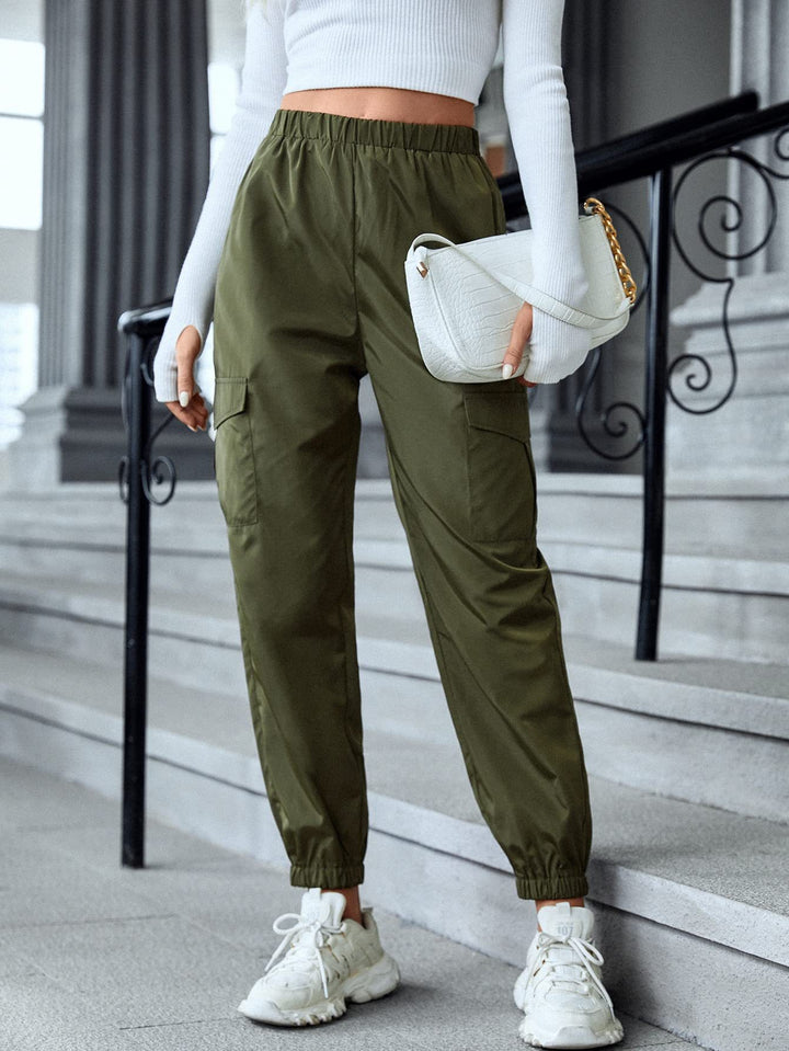 Damernas cargo-byxor i sportig design med elastiskt midjeband och praktiska fickor Mirla-Eva Jonsson