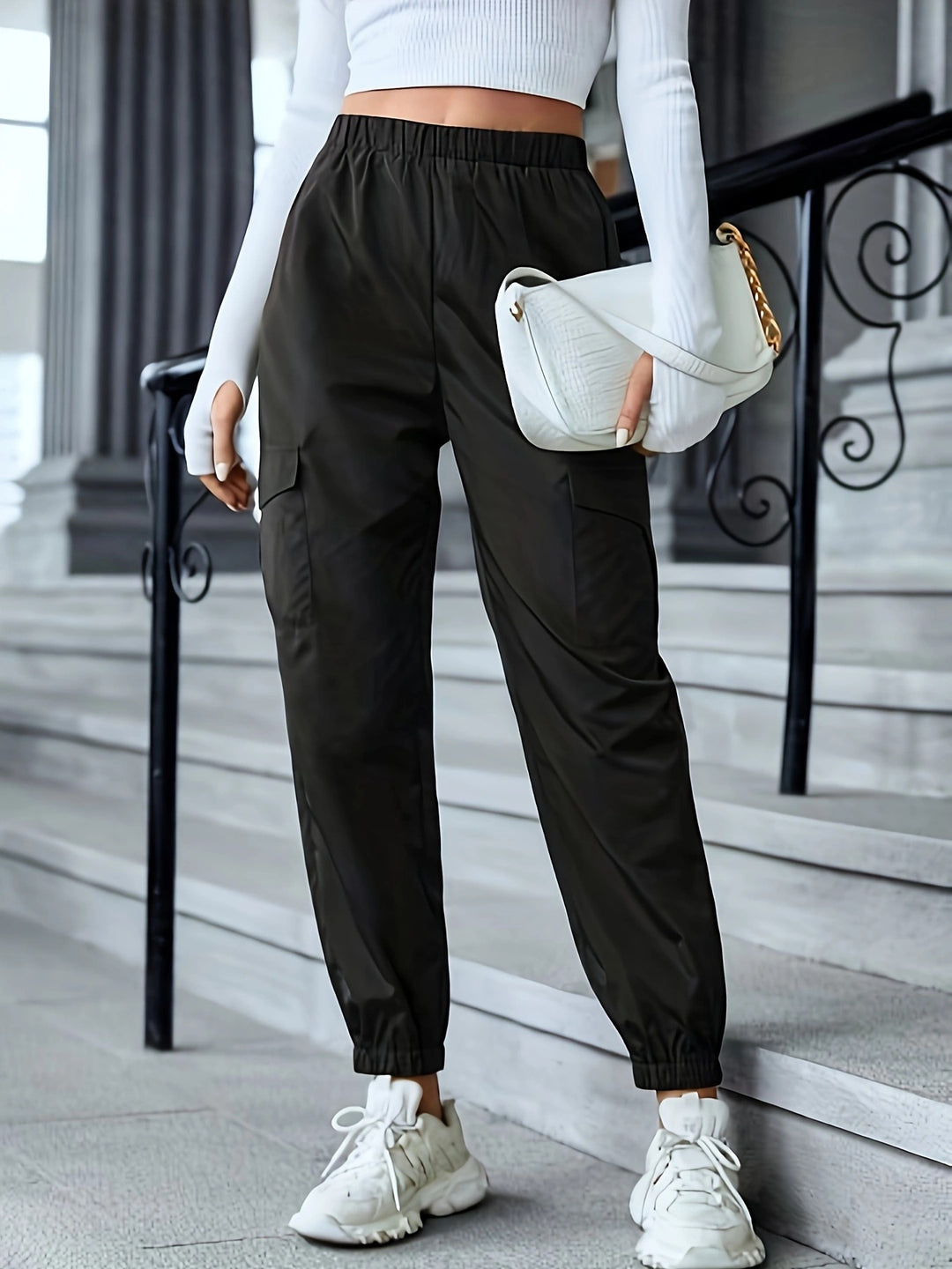 Damernas cargo-byxor i sportig design med elastiskt midjeband och praktiska fickor Mirla-Eva Jonsson