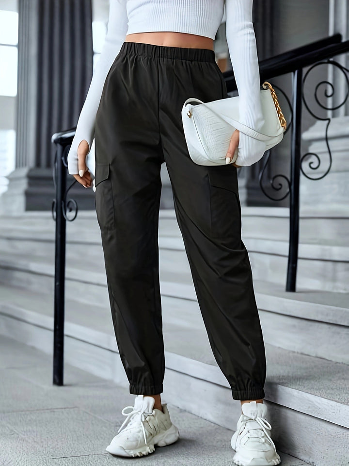 Damernas cargo-byxor i sportig design med elastiskt midjeband och praktiska fickor Mirla-Eva Jonsson