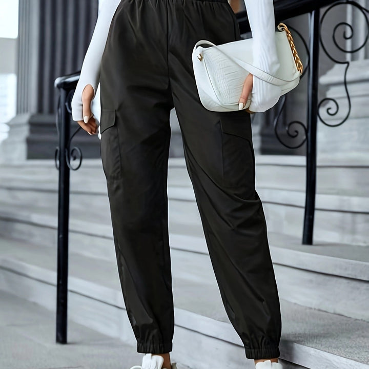 Damernas cargo-byxor i sportig design med elastiskt midjeband och praktiska fickor Mirla-Eva Jonsson