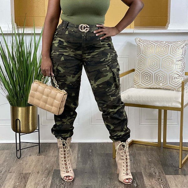 Damernas cargo-byxor med camouflage-mönster och hög midja Mirla-Eva Jonsson
