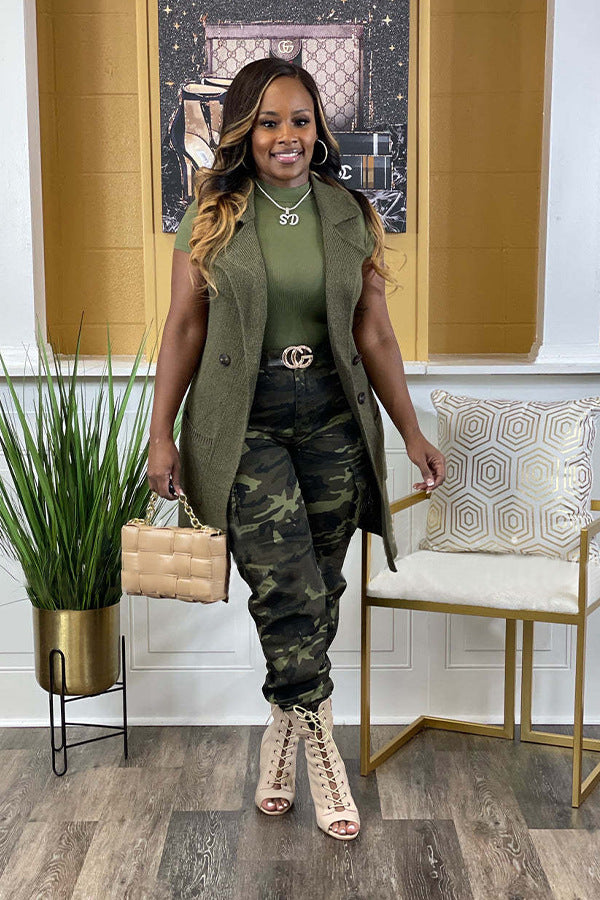 Damernas cargo-byxor med camouflage-mönster och hög midja Mirla-Eva Jonsson