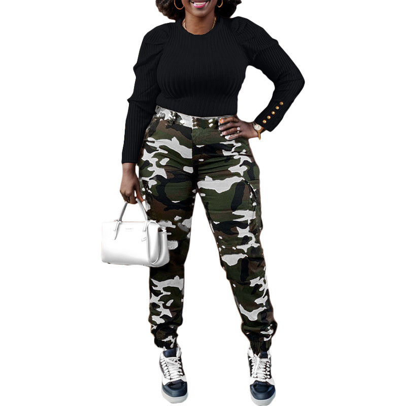 Damernas cargo-byxor med camouflage-mönster och hög midja Mirla-Eva Jonsson