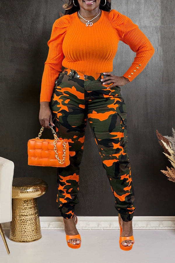Damernas cargo-byxor med camouflage-mönster och hög midja Mirla-Eva Jonsson