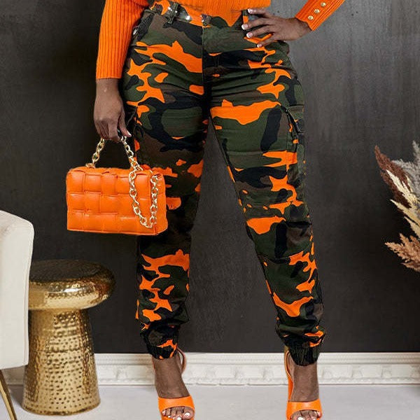 Damernas cargo-byxor med camouflage-mönster och hög midja Mirla-Eva Jonsson