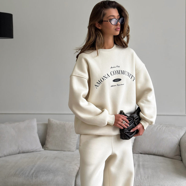 Damernas casual oversized sweatshirt med kreativt textdesign och bekväma joggingsbyxor Mirla-Eva Jonsson