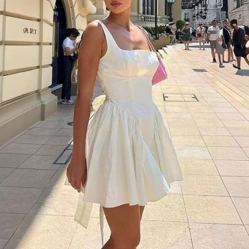 Damernas cocktailklänning med fyrkantig halsringning och voluminös kjol Mirla-Eva Jonsson