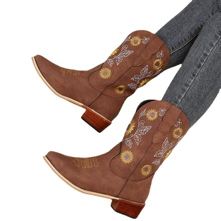 Damernas cowboystövlar med blommigt broderidesign och robust klack Mirla-Eva Jonsson