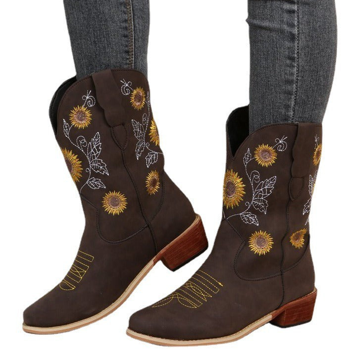 Damernas cowboystövlar med blommigt broderidesign och robust klack Mirla-Eva Jonsson
