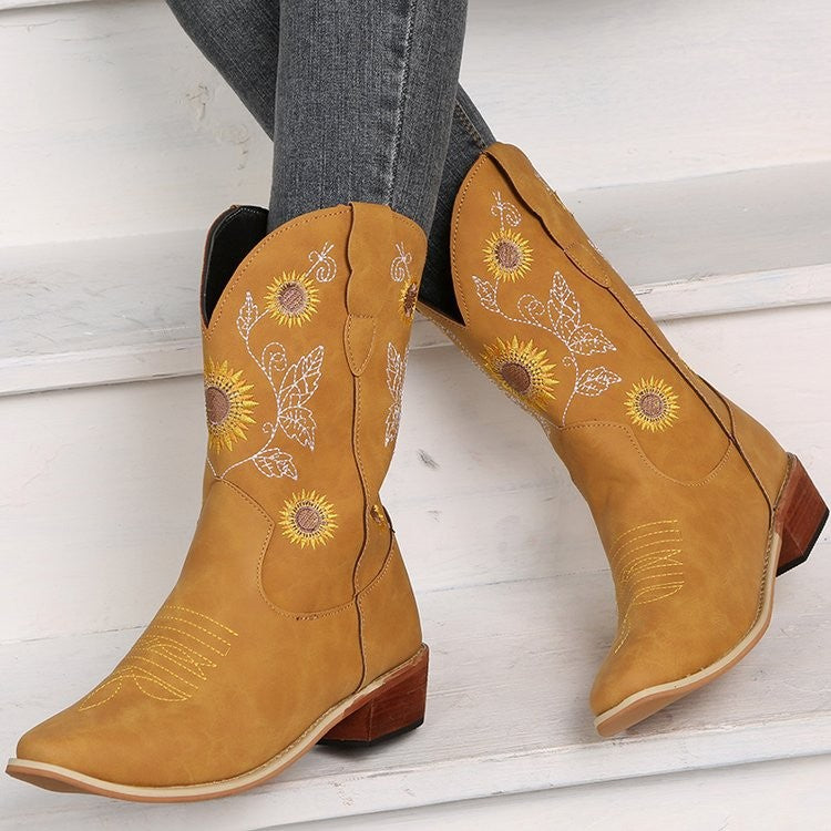 Damernas cowboystövlar med blommigt broderidesign och robust klack Mirla-Eva Jonsson