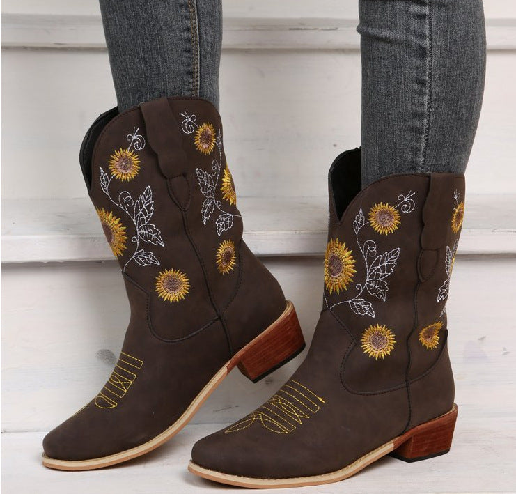 Damernas cowboystövlar med blommigt broderidesign och robust klack Mirla-Eva Jonsson