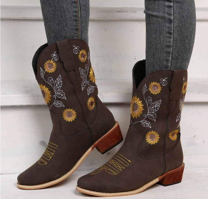 Damernas cowboystövlar med blommigt broderidesign och robust klack Mirla-Eva Jonsson