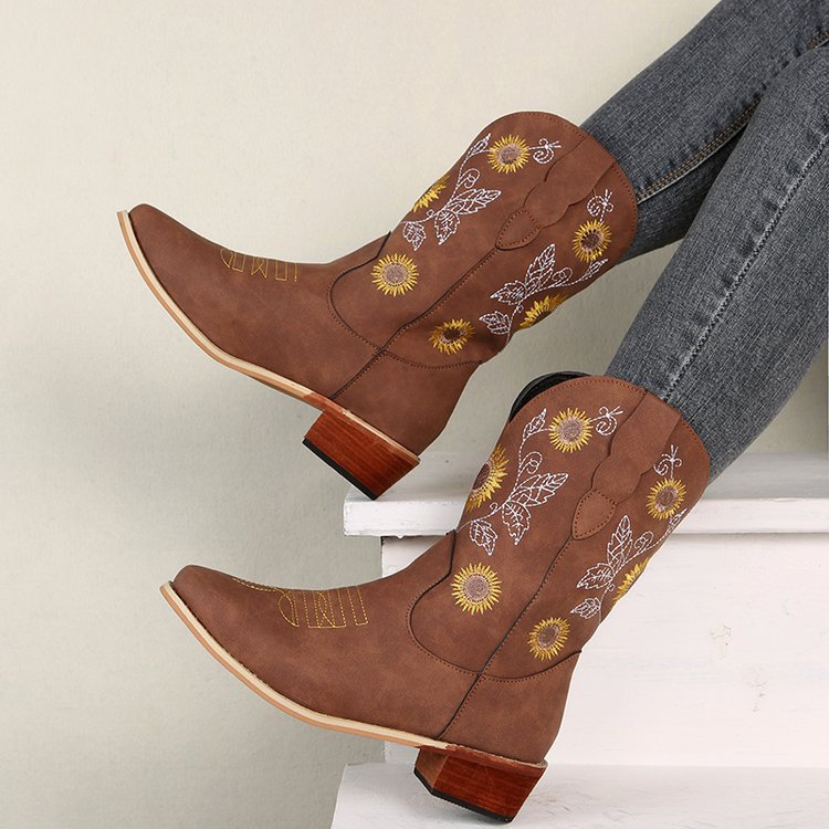 Damernas cowboystövlar med blommigt broderidesign och robust klack Mirla-Eva Jonsson