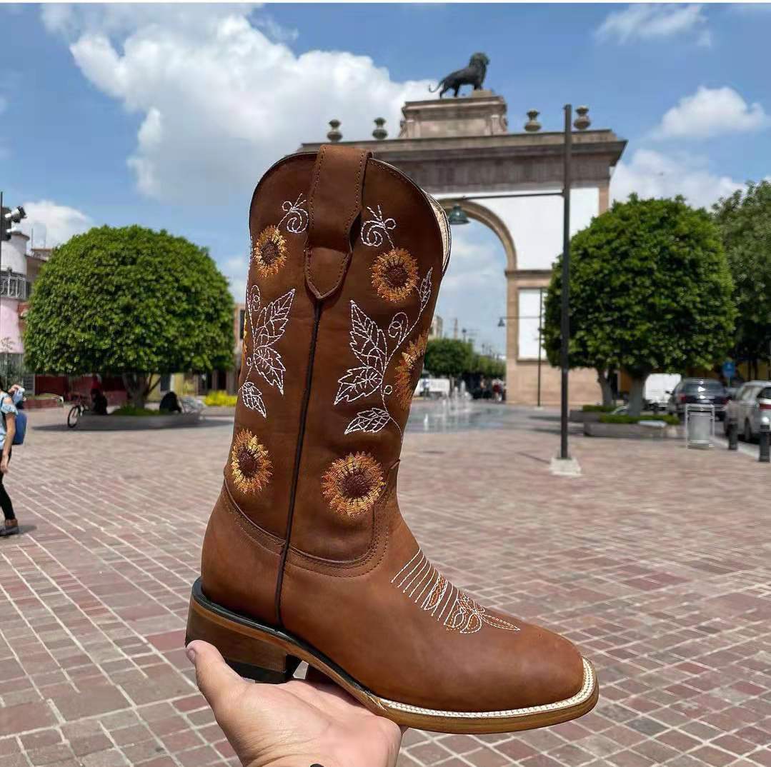 Damernas cowboystövlar med blommigt broderidesign och robust klack Mirla-Eva Jonsson
