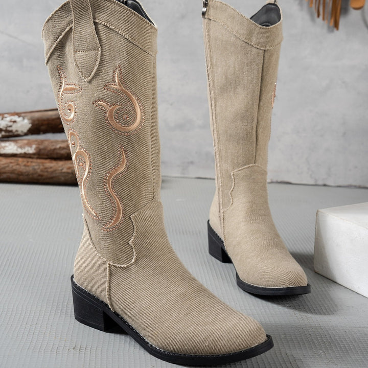 Damernas cowboystövlar med modernt broderidesign Mirla-Eva Jonsson
