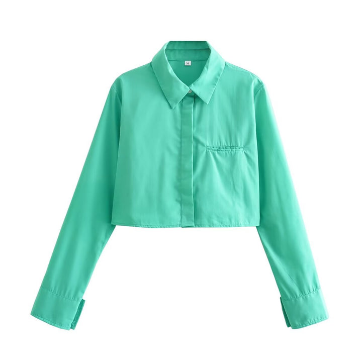 Damernas cropped blus med klassisk krage och praktiska bröstfickor Mirla-Eva Jonsson