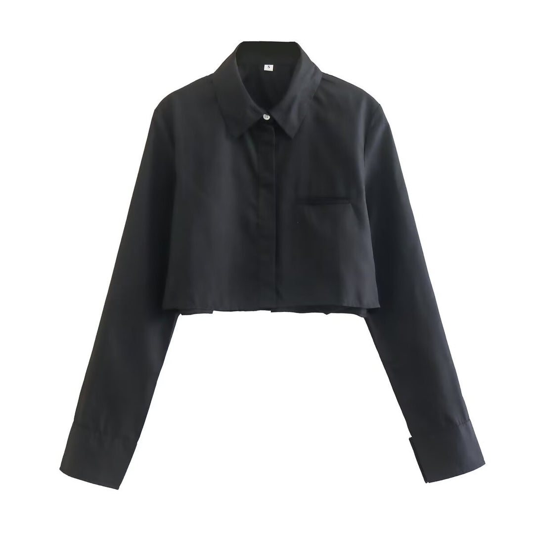 Damernas cropped blus med klassisk krage och praktiska bröstfickor Mirla-Eva Jonsson