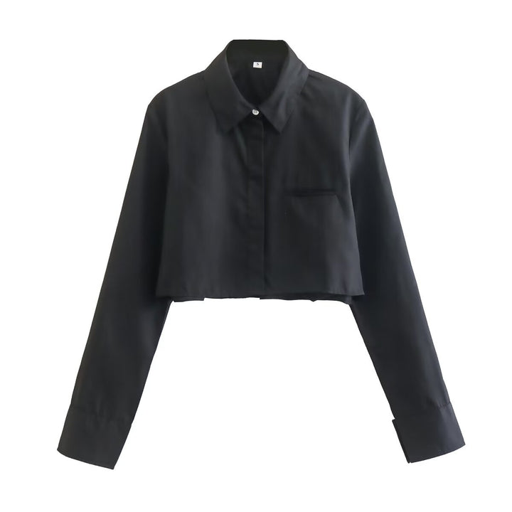 Damernas cropped blus med klassisk krage och praktiska bröstfickor Mirla-Eva Jonsson