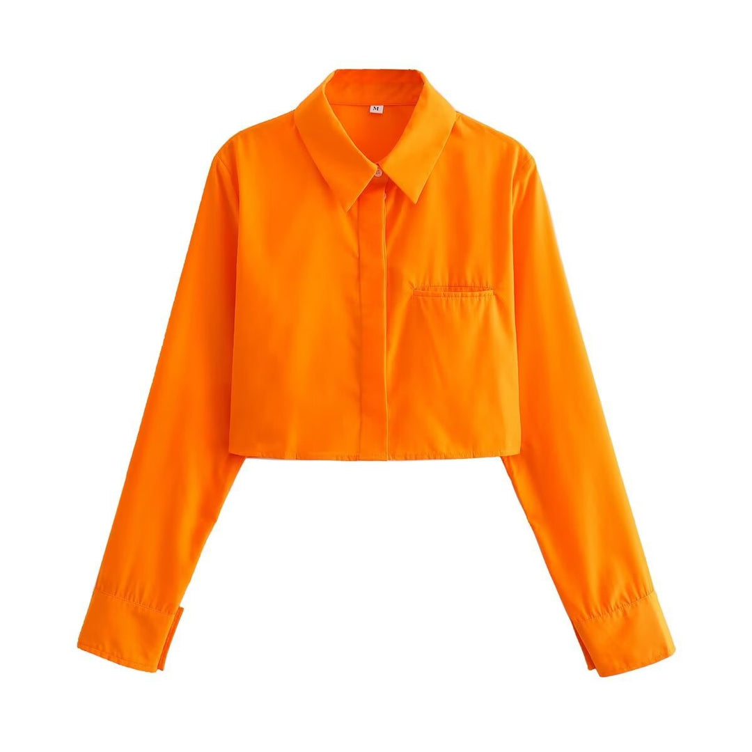 Damernas cropped blus med klassisk krage och praktiska bröstfickor Mirla-Eva Jonsson