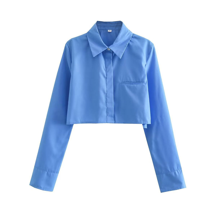 Damernas cropped blus med klassisk krage och praktiska bröstfickor Mirla-Eva Jonsson