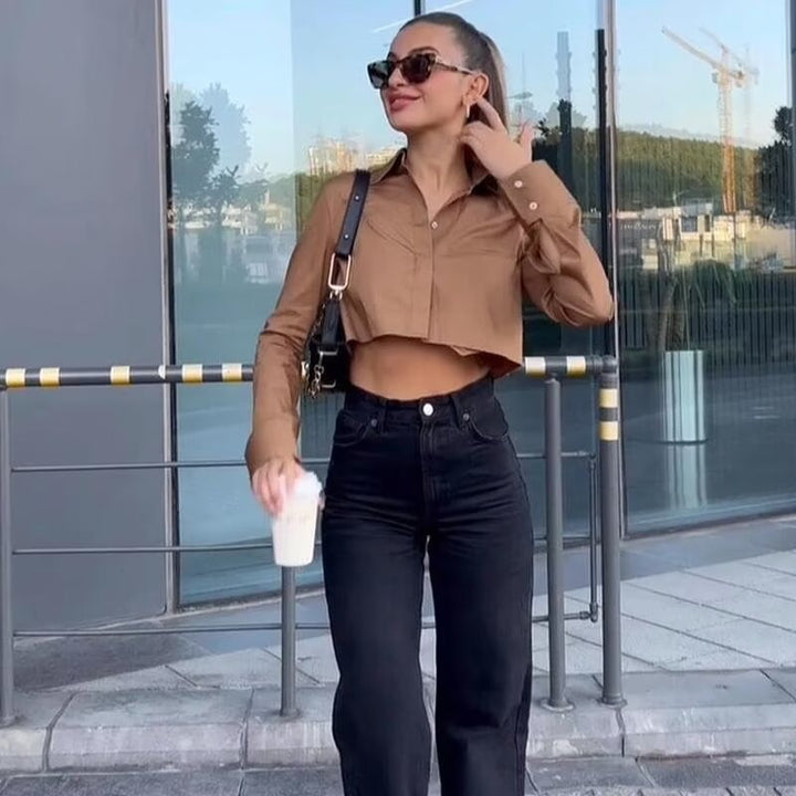Damernas cropped blus med klassisk krage och praktiska bröstfickor Mirla-Eva Jonsson