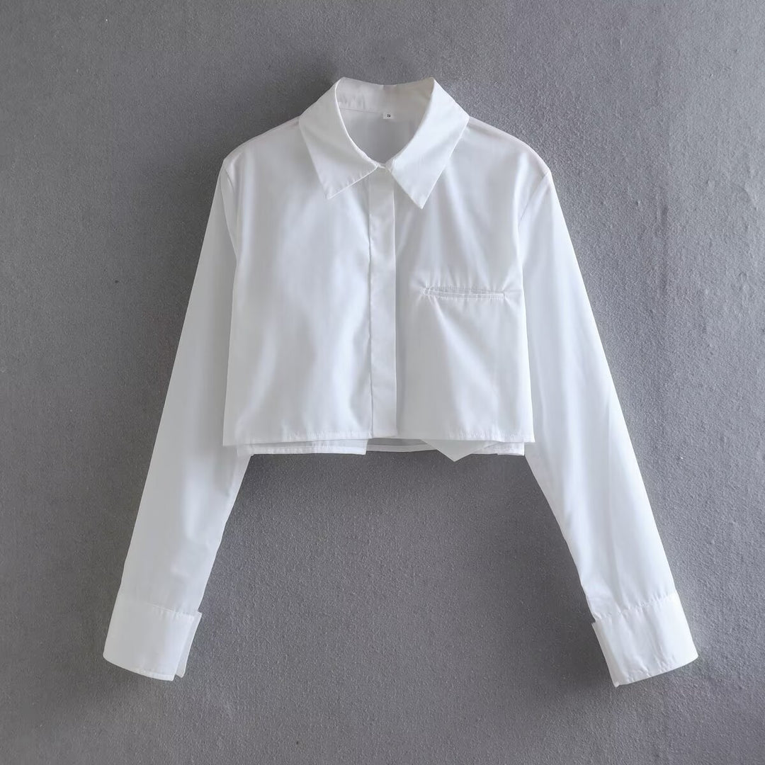 Damernas cropped blus med klassisk krage och praktiska bröstfickor Mirla-Eva Jonsson