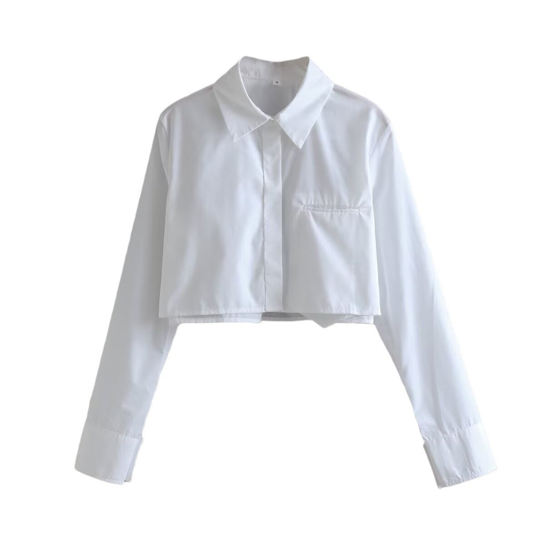 Damernas cropped blus med klassisk krage och praktiska bröstfickor Mirla-Eva Jonsson
