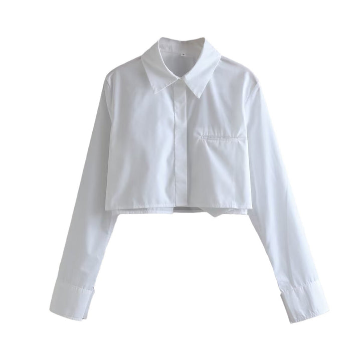 Damernas cropped blus med klassisk krage och praktiska bröstfickor Mirla-Eva Jonsson