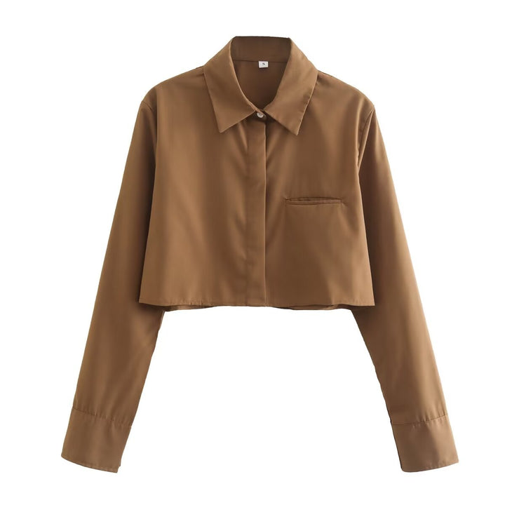 Damernas cropped blus med klassisk krage och praktiska bröstfickor Mirla-Eva Jonsson