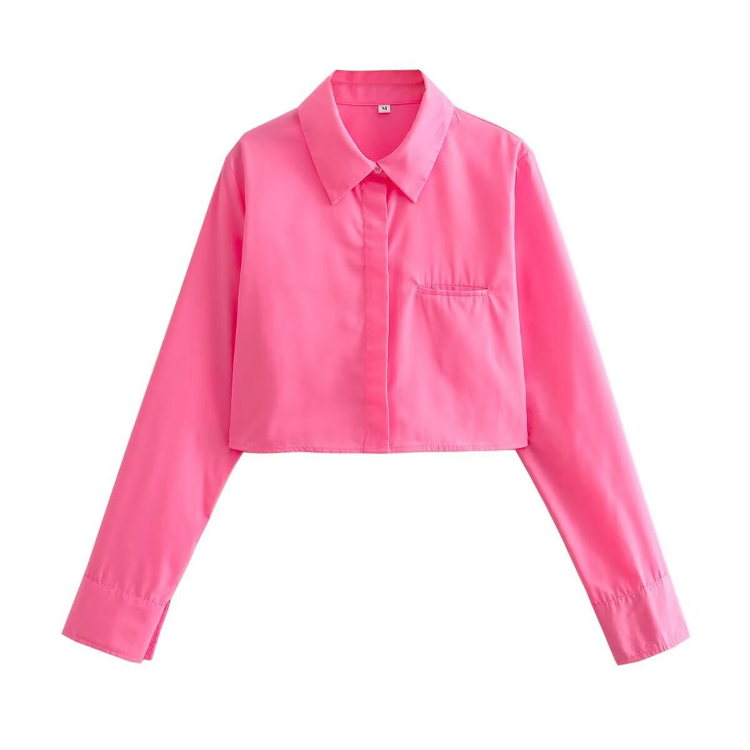 Damernas cropped blus med klassisk krage och praktiska bröstfickor Mirla-Eva Jonsson