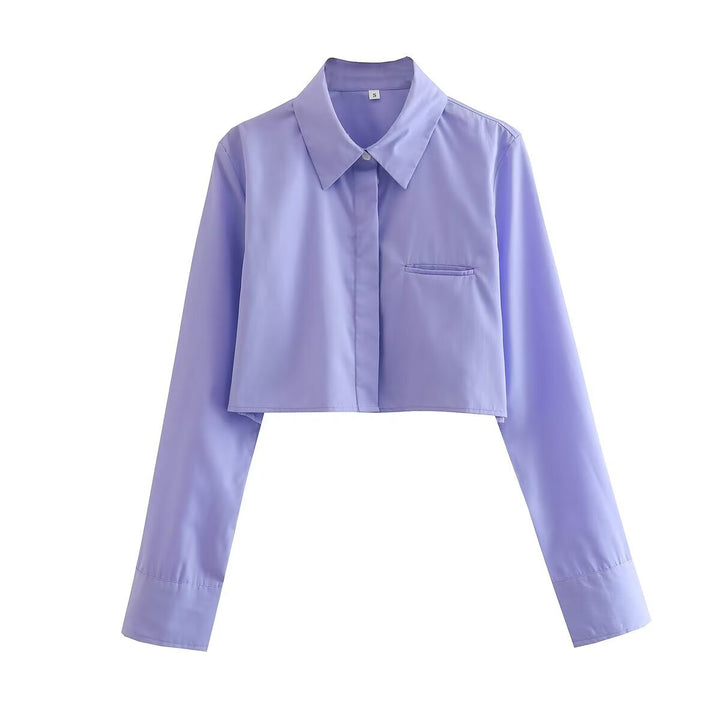 Damernas cropped blus med klassisk krage och praktiska bröstfickor Mirla-Eva Jonsson